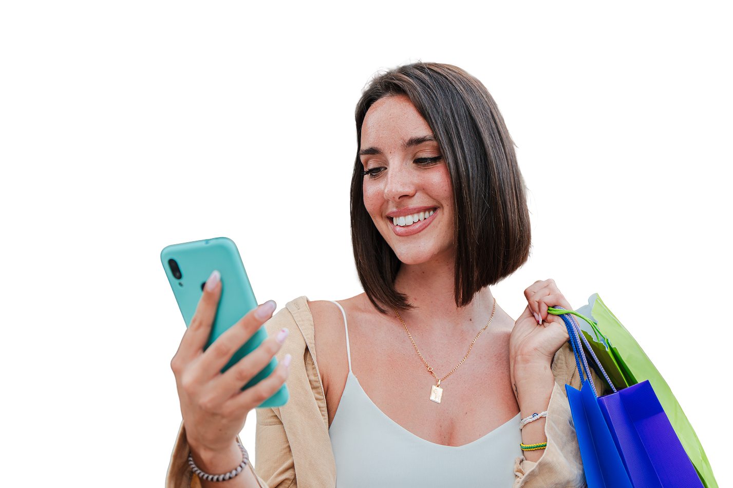 Persona sonriendo con celular y bolsas de compras