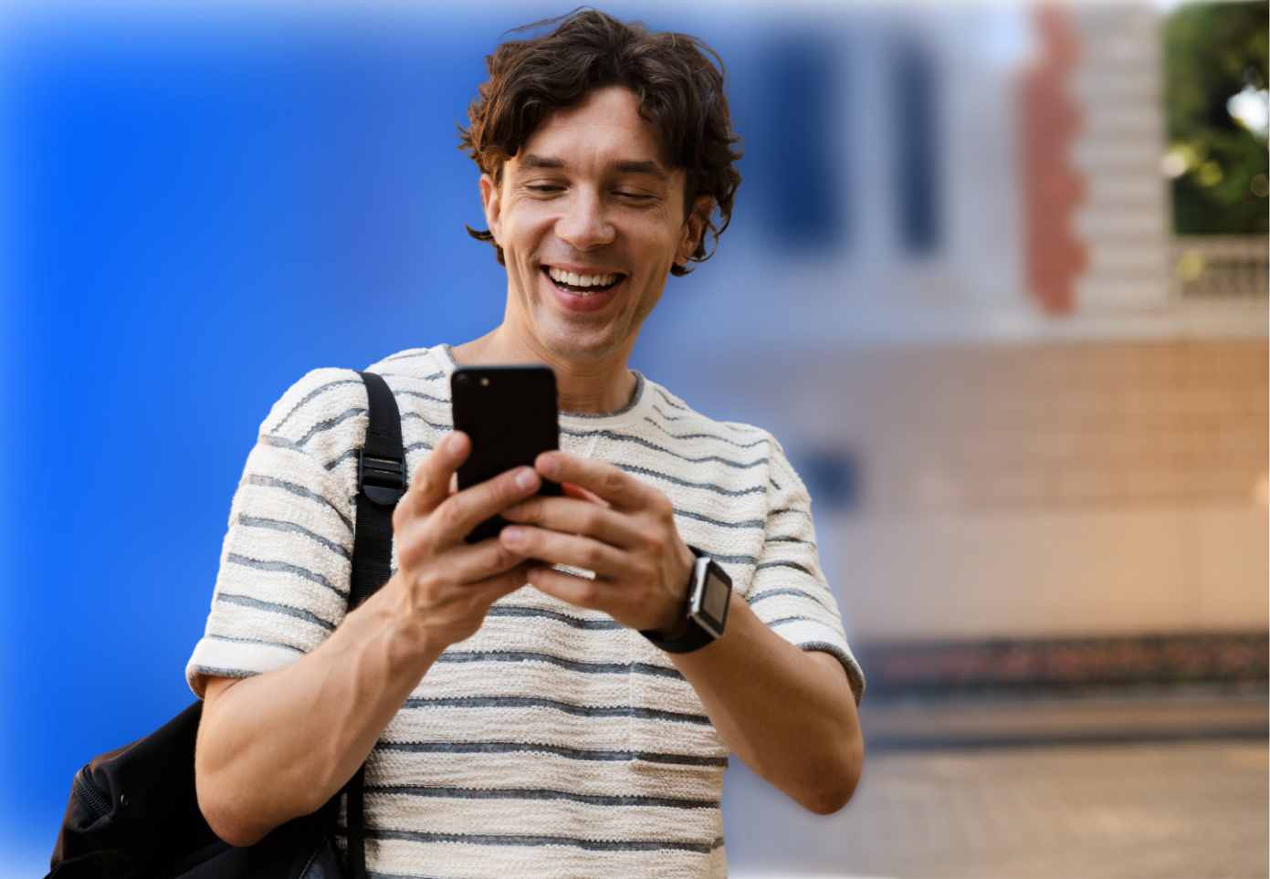 Persona sonriendo usando celular